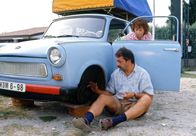 Go Trabi go – Udo (Wolfgang Stumph) und Rita (Marie Gruber) sind bestürzt: Die Italiener haben ihnen glatt die Räder unter dem Hintern abmontiert.