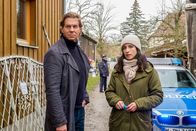 Der Alte – Annabell Lorenz (Stephanie Stumph) empfängt ihren Chef Caspar Bergmann (Thomas Heinze) am Tatort und berichtet ihm schon mal die ersten Fakten.