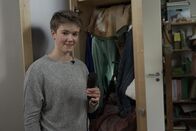 Princess of Science – Die 14-jährige Sophie zeigt Johanna ihr selbstgebautes Tonstudio im Kleiderschrank.
