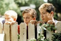 Malcolm mittendrin – Als sie sehen, wo ihr Ball gelandet ist, würden sie den Schlag am liebsten wieder rückgängig machen: Reese (Justin Berfield, r.), Malcolm (Frankie Muniz, M.) und Dewey (Erik Per Sullivan, l.) ...