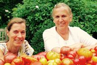 Zu Tisch ... – Die "Tomatenfreundinnen" Margarethe Triebaumer (re.) und Annette Hofmann (li.) aus dem Burgenland setzen sich für alte Tomatensorten ein.