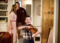 Young Sheldon – (v.li.) Zoe Perry (Mary Cooper), Lance Barber (George Cooper Sr.), Iain Armitage (Sheldon Cooper).