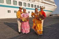 Verrückt nach Meer – Folkloregruppe am Hafen in Nicaragua an der Pier vor dem Schiff.