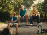 neoriginal: Chabos – Ein fast normaler Sommertag 2006, nur dass Gollums (Arsseni Bultmann, l.) Nase von seinem Schwarm gebrochen wurde. Aber für Peppi (Nico Marischka, r.) und PD (Jonathan Kriener M.) sind die Girls im Park wichtiger.