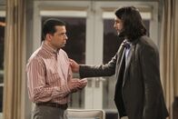 Two and a Half Men – Während Walden (Ashton Kutcher, r.) sich auf ein Date vorbereitet, ist Alan (Jon Cryer, l.) wie immer knapp bei Kasse. Doch wird er auf eine Finanzspritze von Walden hoffen können?