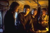 Mimic – Dr. Susan Tyler (Mira Sorvino, l.), Peter (Jeremy Northam), Leonard (Charles S. Dutton) und Manny (Giancarlo Giannini, r.) versuchen verzweifelt einen Weg zu finden, die übernatürliche Invasion zu verhindern.