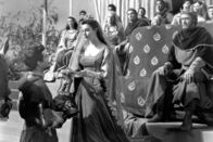 Die Ritter der Tafelrunde – Sir Lancelots (Robert Taylor, li.) leidenschaftlicher Kniefall vor der Königin (Ava Gardner, re.) erregt die Aufmerksamkeit des Hofes.