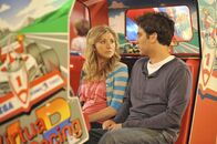 How I Met Your Mother – Ted (Josh Radnor, r.) ist sich sicher, dass Stella (Sarah Chalke, l.) die Richtige für ihn ist. Doch nach und nach kommen einige Dinge ans Tageslicht, die Ted etwas zweifeln lassen ...