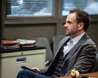 Elementary – Ein neuer Fall wartet auf Sherlock Holmes (Jonny Lee Miller) ...