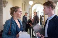 Praxis mit Meerblick – Kai (Lukas Zumbrock) hat eine Idee, um Nora (Tanja Wedhorn) zu helfen.