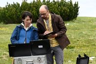 Die Bergretter – Die Geologin Tabea Gollini (Anke Sevenich) und ihr Kollege Yasin Bardak (Roman Blumenschein) messen die Bewegungen des Bergs.