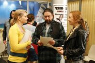 Danni Lowinski – Danni (Annette Frier, l.) kämpft mit allen Mitteln für ihre Mandanten Rosa (Dagmar Leesch, r.). Doch dann macht ihr Rosas Bruder Micha (Alexander Hörbe, M.) einen Strich durch die Rechnung, als er den Fall an Oliver und seine Kanzlei überträgt. Danni ist frustriert.