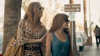 Swinger - Komm spiel mit uns – L-R: Claire (Diane Farr), Allison Hughes (Sugar Lyn Beard)