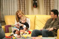 Friends – Während Ross seine Prüfung ablegt, erzählt Joey (Matt LeBlanc) Rachel (Jennifer Aniston) von der Rolle in einem Werbespot, für die er sich beworben hat.