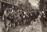 Der Preis des Krieges – Soldaten ziehen in den Krieg. Mit dem Ersten Weltkrieg beginnt das Zeitalter der industriell geführten Massenkriege.