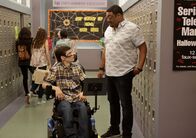 Speechless – Wollen auf eine Halloweenparty gehen: JJ (Micah Fowler, l.) und Kenneth (Cedric Yarbrough, r.) ...