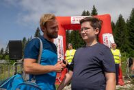 Der Bergdoktor – Tom Federer (Jochen Matschke, l.) meint es zwar gut, bringt seinen Sohn Sammy (Emil Knapp, r.) aber körperlich an seine Grenzen.