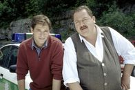 Die Rosenheim-Cops – Sie müssen sich erst einmal zusammenraufen. Rosenheim-Cop Korbinian Hofer (Josef Hannesschläger, re.) und sein neuer Partner Christian Lind (Tom Mikulla), den es aus Göttingen gegen seinen Willen nach Rosenheim verschlagen hat.