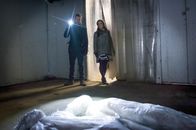 Elementary – Holmes (Jonny Lee Miller, l.) und Watson (Lucy Liu, r.) werden zu einem Mordfall gerufen, in dem das Opfer schockgefrostet wurde ...