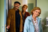 Horst Lichter - Keine Zeit für Arschlöcher – Horst Lichter (Oliver Stokowski, l.), seine Frau Nada (Chiara Schoras, M.) und seine Tante Anni Kabuk (Johanna Gastdorf, r.) besuchen Margret am Krankenbett und versuchen, sie aufzuheitern.
