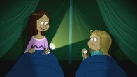 Power Sisters – Die Schwestern üben für das Ferienlager und übernachten im Zelt im Garten.