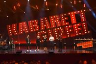 Kabarettgipfel – Vorne, v.li.: Gernot Kulis, Guido Cantz, Malarina, Gery Seidl, Martin Frank.