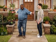 The Neighborhood – Calvin Butler (Cedric the Entertainer, l.); Dave Johnson (Max Greenfield, r.)
