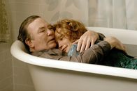 Big Fish – Edward Bloom (Albert Finney) ist inzwischen ein alter Mann. Geplagt von gesundheitlichen Problemen, bleiben ihm zwei Dinge: die Liebe zu seiner Frau Sandra (Jessica Lange) und seine Leidenschaft Geschichten zu erzählen.