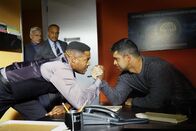 Navy CIS – Während Vance (Rocky Carroll, l.) und Torres (Wilmer Valderrama, r.) ihre Kräfte messen, muss das NCIS-Team einen kaltblütigen Mord an einem Marineoffizier aufklären. Für Gerichtsmediziner Ducky wird der Mord zu einer emotionalen Reise in die Vergangenheit ...