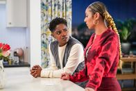 All American – (v.li.): Bre-Z (Tamia ‚Coop‘ Cooper), Chelsea Tavares (Patience).