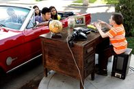 The Middle – Für Brick (Atticus Shaffer, r.) entpuppt sich die Ausmist-Aktion seiner Familie als Geldverdienmöglichkeit ...