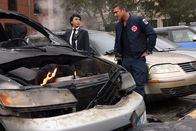 Chicago Fire – Das Auto ist ausgebrannt: Andy Allo als Seager, Taylor Kinney als Kelly Severide