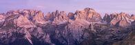 Bergwelten – In den Brenta-Dolomiten leben Braunbären in unmittelbarer Nähe zu Menschen und gewähren seltene Einblicke in ihr Verhalten. Im Mittelpunkt steht Horst Eberhöfer, der sich vom Wilderer zum Tierfotografen wandelt und über Jahre hinweg einzigartige Aufnahmen dieser Tiere macht. Aus der Begegnung von Kameramann Marco Polo und Regisseur Markus Frings entstand ein Film, der beeindruckende Naturaufnahmen mit dem Zusammenleben von Mensch und Bär verbindet.