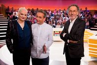 Genial daneben - Das Quiz – Hugo Egon Balder (r.), Hella von Sinnen (l.), Wigald Boning (M.) und zahlreiche Gaststars lösen von Montag bis Freitag skurrile, bunte oder wissenswerte Fragen der Zuschauer - heiter, ausgelassen und kreativ.