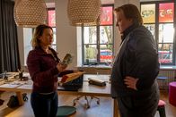 Der Alte – Von Paul Selinki (Christoph Franken, r.) erhält Franka Thiel (Nina Gummich, l.) nach ihrer Haftentlassung eine beträchtliche Geldsumme. Am nächsten Tag wird Selinski tot aufgefunden.