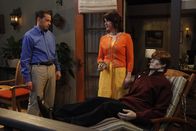 Two and a Half Men – Alan (Jon Cryer, l.) und Rose (Melanie Lynskey, r.)