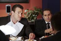 Navy CIS – Haben Tall Tony (Adam Mayfield, l.) und Tiny Tony (Ben Giroux, r.) etwas mit der Erpressung der Senatoren zu tun? Tony DiNozzo versucht alles, um herauszufinden, wer seine Identität dafür missbraucht hat ...
