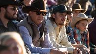 Yellowstone – L-R: Rip Wheeler (Cole Hauser), John Dutton (Kevin Costner), Kayce Dutton (Luke Grimes) und Tate Dutton (Brecken Merrill)