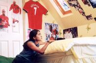 Kick it like Beckham – Jesminder "Jess" Bhamra (Parminder Nagra) träumt davon, Fussball spielen zu können wie Beckham.