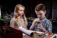 Young Sheldon – Als Missy (Raegan Revord, l.) ihrem Bruder erzählt, dass ihre Mutter nervlich am Boden ist, weil Sheldon (Iain Armitage, r.) keine Freunde hat, entschließt sich das junge Genie, über seinen Schatten zu springen, um seiner Mutter einen Gefallen zu tun ...