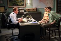 Two and a Half Men – Nach alldem was geschehen ist, suchen Alan (Jon Cryer, M.) und Walden (Ashton Kutcher, r.) Lieutenant Wagner (Arnold Schwarzenegger, l.) auf, da sie mit der Rache von Charlie rechnen. Doch wird er ihnen helfen können?