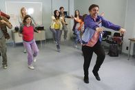 The Middle – Sue (Eden Sher, l.); Brad (Brock Ciarlelli, r.)