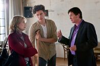 Der Dicke – ARD DER DICKE IV. Staffel, Hauptabendserie (13 neue Folgen), Folge 51 "Verlustgeschäft"15 Uhr im Ersten. Gerd Matuschek (Uwe Bohm, r.) bittet Isa von Brede (Sabine Postel, l.) um Hilfe. Er will seinem Sohn Björn (Sergej Moya, M.) eine Niere spenden doch die Krankenkasse lehnt die Kostenübernahme ab.