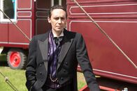 Father Brown – Laura hat Zauberer Welkin (Guy Henry) das gleiche Versprechen gegeben wie Smythe. Aus der Ferne beobachtet er eifersüchtig sie und ihren eigentlichen Verlobten, Nicholas.