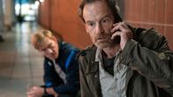 Tatort – Thomas Janowski (Jürg Plüss, links) hat Unterschlupf gefunden in einem leerstehenden Ladenlokal in der Gerbersiedlung - und mit Kommissar Peter Faber (Jörg Hartmann, rechts) versteht er sich bestens. Doch als Faber einen Anruf erhält, ist ihr feucht-fröhlicher Abend plötzlich vorbei. Es scheint sich etwas Ernstes ereignet zu haben.