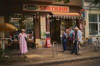 neoriginal: Späti – Alle gegen eine - Von links: Frau Gröner (Isabell Polak), Aylin (Gülseren Erkut), Herr Elster (Gunnar Helm), Marianne (Eva Weißenborn), Helmut (Torsten Michaelis), Rashid (Falilou Seck), Fred (Wilson Gonzalez)
