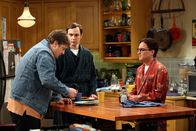The Big Bang Theory – Leonard (Johnny Galecki, r.) ist irritiert, als sich Jimmy Speckerman (Lance Barber, l.), der Schüler, der ihn während der Highschool-Zeit auf übelste Art und Weise gemobbt hat, mit ihm treffen will. Nach einigem Hin und Her beschließt er, seinen Peiniger von einst zu treffen und von ihm eine Entschuldigung für all die Gräueltaten zu fordern. Sheldon (Jim Parsons, M.) steht ihm dabei bei ...