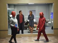 The Orville – Wohin wurden Ed (Seth MacFarlane, 2.v.l.) und Kelly (Adrianne Palicki, 2.v.r.) gebracht, nachdem sie in eine scheinbar perfekte Falle getappt sind?