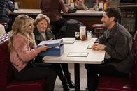 B Positive – (v.l.n.r.) Gina Dabrowski (Annaleigh Ashford); Norma (Linda Lavin); Drew Dunbar (Thomas Middleditch)