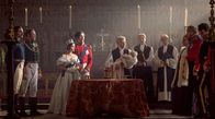 Victoria – v.l.n.r.: Prinz Ernest (David Oakes), Herzog von Coburg (Andrew Bicknell), Königin Victoria (Jenna Coleman), Prinz Albert (Tom Hughes), Erzbischof von Canterbury (Peter Ivatts), Herzogin von Kent (Catherine Flemming), Herzog von Wellington (Peter Bowles) und König Leopold (Alex Jennings).